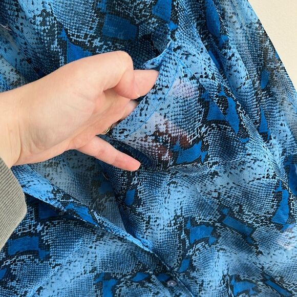 Equipment Femme 100% Silk Sheer Blue Snake Skin Print Button Down Blouse Size S - Picture 7 of 10